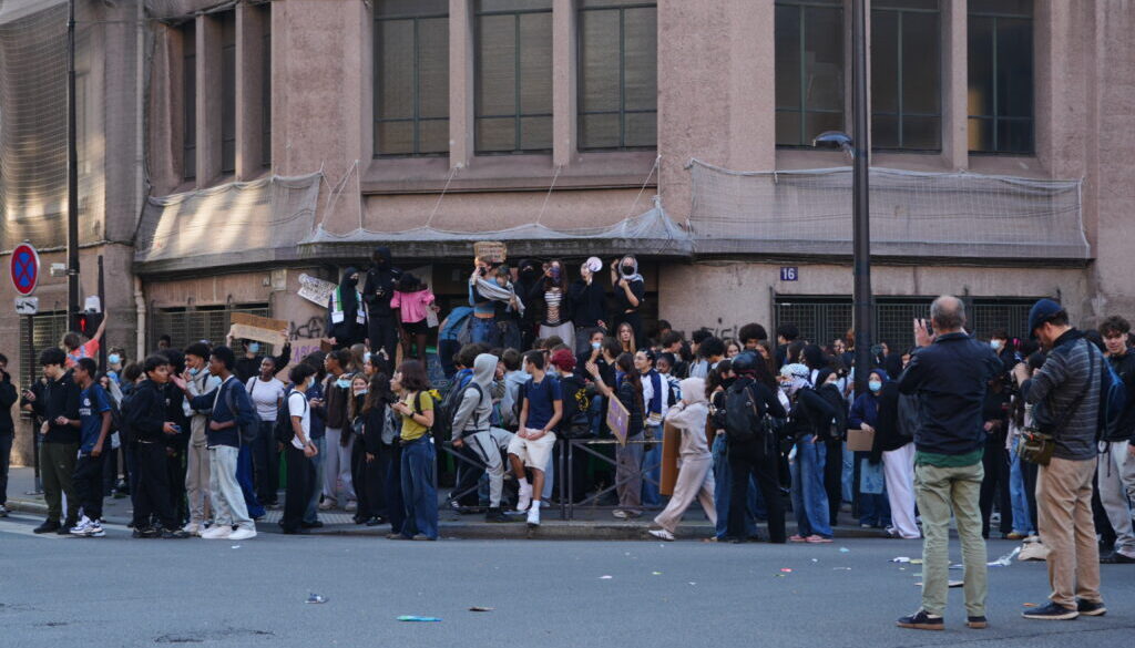 Students gather at the blockaded entrance of Lycée Hélène-Boucher in Paris during the September 2026 French school protests.