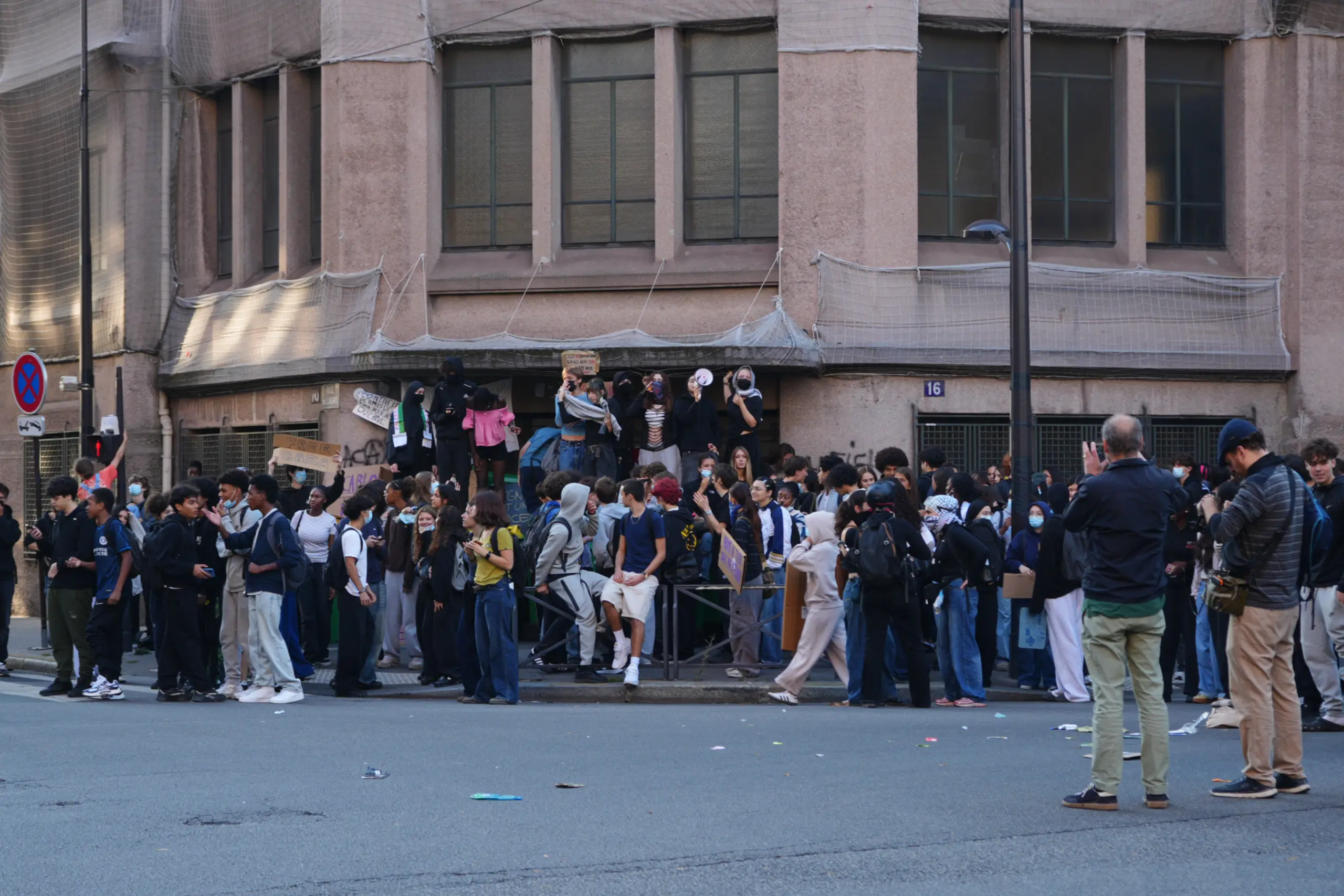 Students gather at the blockaded entrance of Lycée Hélène-Boucher in Paris during the September 2026 French school protests.
